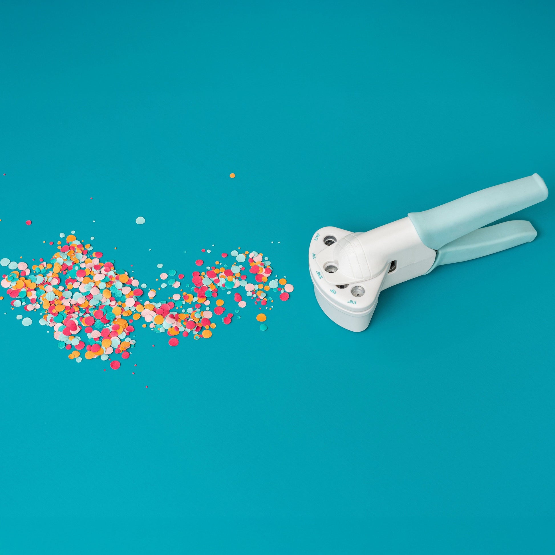 We R Makers Crop-A-Dile We R Makers Crop-A-Dile Circle Multi Hole Power Punch