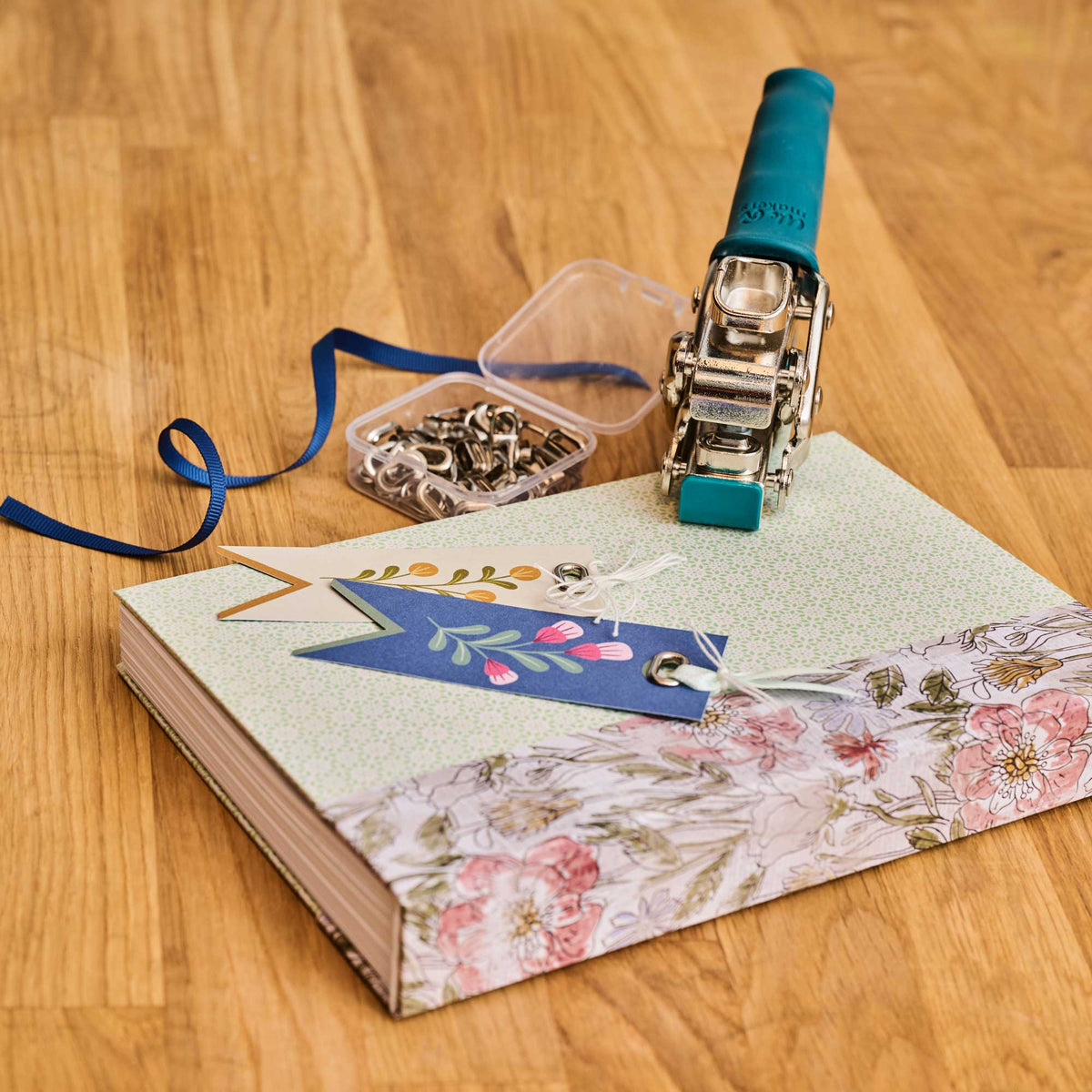 We R Makers Crop-A-Dile We R Makers Crop-A-Dile - Hole Punch & Eyelet Setter - Oval